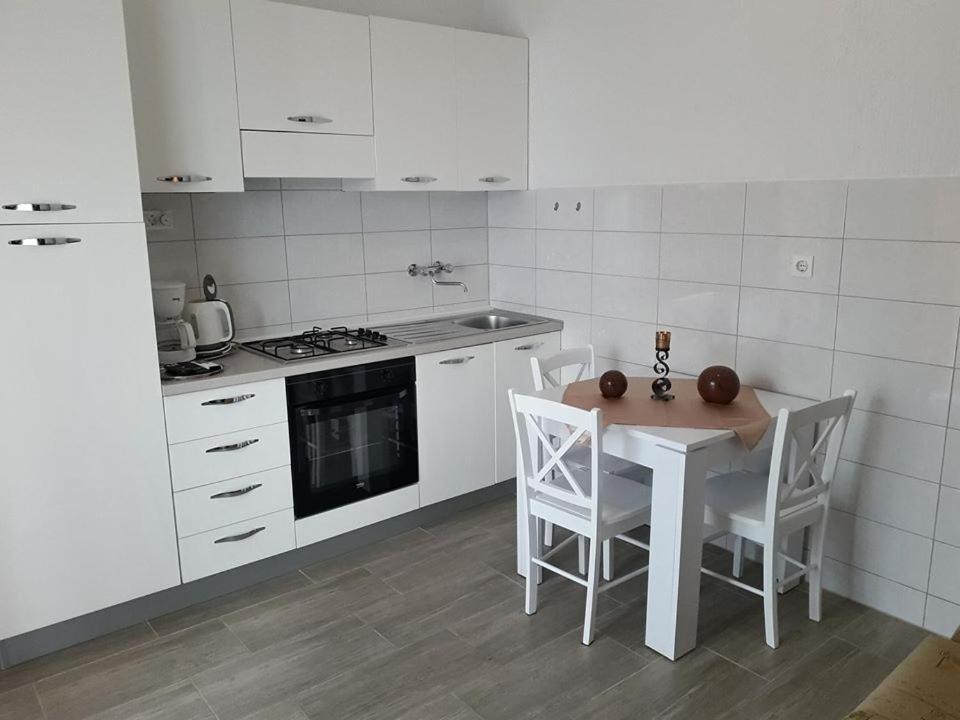 Delfin Apartments Sveti Juraj Buitenkant foto